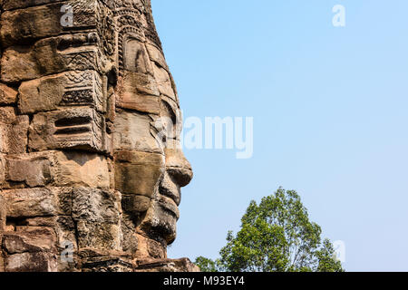 Mehrere große Flächen des Buddha sind an der Seite des UNESCO-Weltkulturerbe von ankor Thom, Siem Reap, Kambodscha geschnitzt Stockfoto