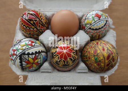 Ostern mit traditionellen bemalte Eier aus der Bukowina, Rumänien Stockfoto