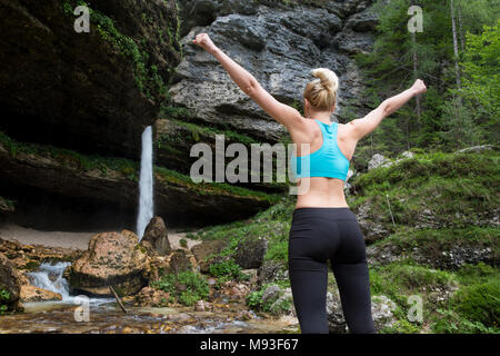 Aktive Frau Anheben der Arme das Einatmen frischer Luft, entspannte Gefühl in der Natur. Stockfoto