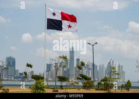 Nationalflagge von Panama mit Skyline von Panama City im Hintergrund - Stockfoto