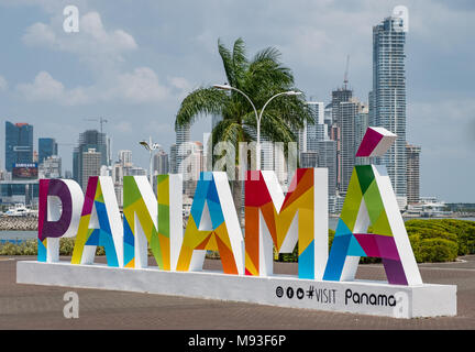 Panama City, Panama - März 2018: Die berühmten Panama unterschreiben und die Skyline von panam City Stockfoto