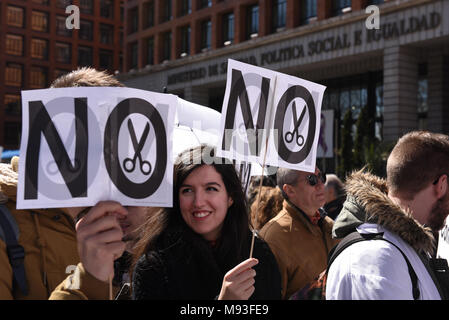 Madrid, Spanien. 21 Mär, 2018. Eine Frau hält ein Plakat, wie sie in einem Protest von Gewerkschaften der spanischen Arzt gegen Kuerzungen im Gesundheitswesen in Madrid. Credit: Jorge Sanz/Pacific Press/Alamy leben Nachrichten Stockfoto