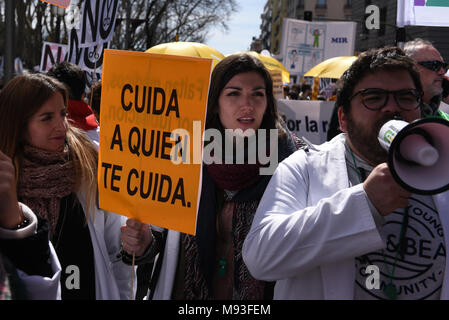 Madrid, Spanien. 21 Mär, 2018. Eine Frau hält ein Plakat, wie sie in einem Protest von Gewerkschaften der spanischen Arzt gegen Kuerzungen im Gesundheitswesen in Madrid. Credit: Jorge Sanz/Pacific Press/Alamy leben Nachrichten Stockfoto
