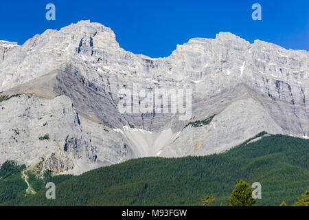 Cascade Mountain Lake Minnewanka aus gesehen von der Bergwelt der Kanadischen Rockies umgeben, im Banff National Park, Alberta, Kanada. Stockfoto