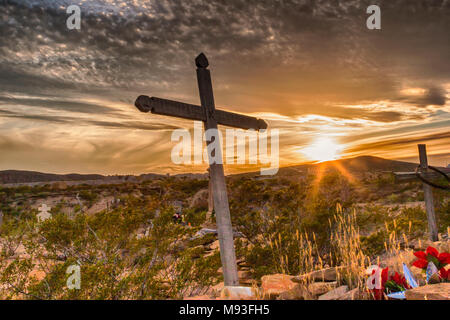 Kreuz in Terlingua Friedhof kurz vor Sonnenuntergang (mit Sunburst) in der Stadt von Terlingua, Texas. Stockfoto