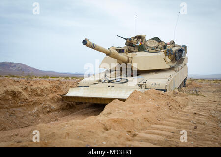 Us Marine Corps Lance Cpl. Jared Morgan, einem Tank crew Operator mit 1 Tank Bataillon, 1st Marine Division, Manöver einen M1 Abrams in einen defensiven Kampf Loch in Unterstützung einer kombinierten Waffen Verletzung Übung in Marine Corps Air Ground Combat Center, Twentynine Palms, Calif., 10. März 2018. Bravo Unternehmen und Mobilität Angriff Unternehmen diese Übungen durchführen, um die Wirksamkeit des Bataillons zu erhöhen. (U.S. Marine Corps Foto von Lance Cpl. Audrey Rampton) Stockfoto