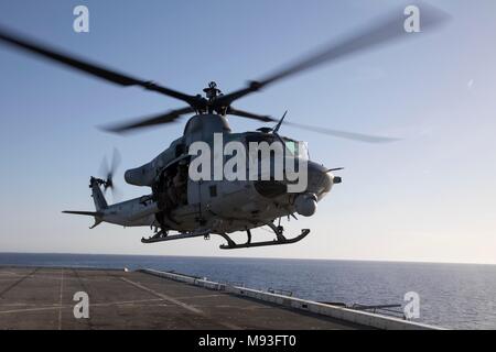 180315-N-GR 168-0137 MITTELMEER (15. März 2018) Ein UH-1Y Huey Hubschrauber, um Marine Medium Tiltrotor Squadron (VMM) 162 befestigt (verstärkt), landet auf dem Flugdeck der San Antonio-Klasse amphibious Transport dock Schiff USS New York (LPD-21), 15. März 2018. New York, homeported in Mayport, Florida, ist die Durchführung von naval Operations in den USA 6 Flotte Bereich der Operationen. (U.S. Marine Foto von Mass Communication Specialist 2. Klasse Lyle Wilkie/Freigegeben) Stockfoto