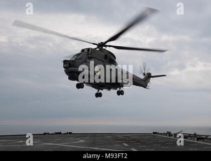 180314-N-TJ 319-0549 SCHWARZES MEER (14. März 2018) einen rumänischen IAR330 Puma (Naval) Hubschrauber landet auf dem Flugdeck der Harpers Ferry-Klasse dock Landung Schiff USS Oak Hill (LSD 51), 14. März 2018, während der Übung Frühling Sturm 2018. Frühling Sturm ist eine rumänische - LED-Übung in das Schwarze Meer in die Amphibischen und die Interoperabilität zwischen der rumänischen und der US-Seestreitkräfte zu verbessern. Oak Hill, homeported in Virginia Beach, Virginia, ist die Durchführung von naval Operations in den USA 6 Flotte Bereich der Operationen. (U.S. Marine Foto von Mass Communication Specialist 3. Klasse Jessica L. Dowell/Freigegeben Stockfoto
