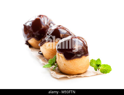 Hausgemachte Schokolade Profiteroles isoliert auf weißem Stockfoto