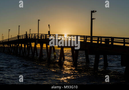 Sonnenuntergang unter der John Ringling Causeway Brücke in Sarasota Florida Stockfoto