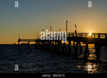 Sonnenuntergang unter der John Ringling Causeway Brücke in Sarasota Florida Stockfoto