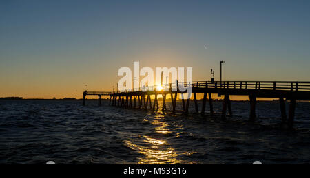 Sonnenuntergang unter der John Ringling Causeway Brücke in Sarasota Florida Stockfoto