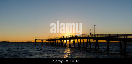 Sonnenuntergang unter der John Ringling Causeway Brücke in Sarasota Florida Stockfoto