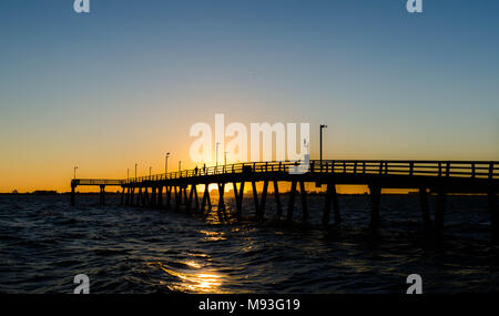 Sonnenuntergang unter der John Ringling Causeway Brücke in Sarasota Florida Stockfoto