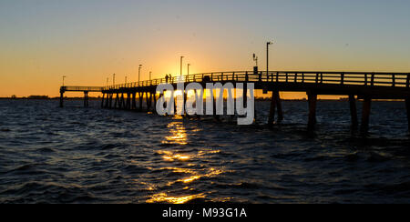 Sonnenuntergang unter der John Ringling Causeway Brücke in Sarasota Florida Stockfoto