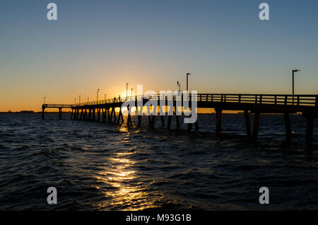 Sonnenuntergang unter der John Ringling Causeway Brücke in Sarasota Florida Stockfoto