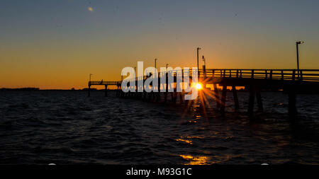 Sonnenuntergang unter der John Ringling Causeway Brücke in Sarasota Florida Stockfoto