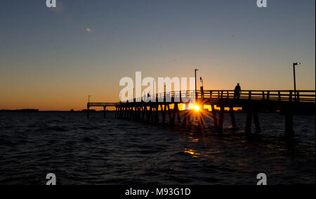 Sonnenuntergang unter der John Ringling Causeway Brücke in Sarasota Florida Stockfoto