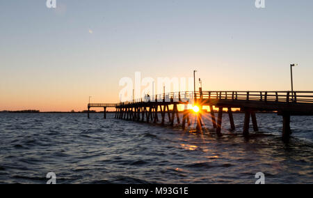 Sonnenuntergang unter der John Ringling Causeway Brücke in Sarasota Florida Stockfoto