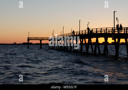 Sonnenuntergang unter der John Ringling Causeway Brücke in Sarasota Florida Stockfoto