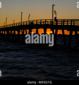 Sonnenuntergang unter der John Ringling Causeway Brücke in Sarasota Florida Stockfoto