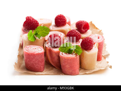 Gerollt Milch und Himbeer Pfannkuchen isoliert auf weißem Stockfoto