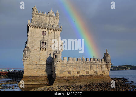 Regenbogen über Belem Turm in Lissabon Stockfoto