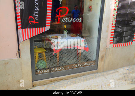 Lissabon, Portugal - Oktober 2017: trendiges Bistro im historischen Teil von Lissabon Stockfoto