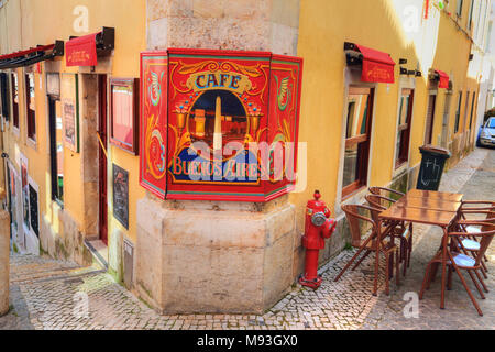 Lissabon, Portugal - Oktober 2017: trendiges Bistro im historischen Teil von Lissabon Stockfoto