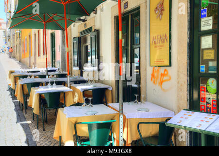 Lissabon, Portugal - Oktober 2017: trendiges Bistro im historischen Teil von Lissabon Stockfoto