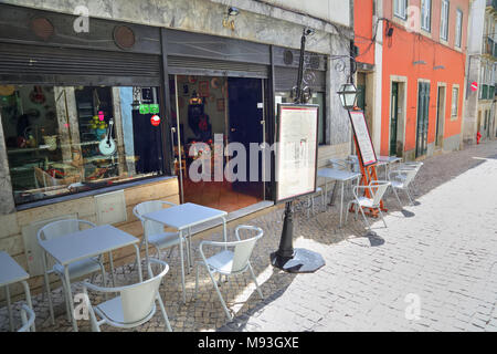 Lissabon, Portugal - Oktober 2017: trendiges Bistro im historischen Teil von Lissabon Stockfoto