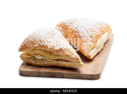 Zwei frisch gebackene Umsätze mit Weiß Creme isoliert auf weißem Stockfoto