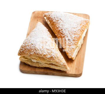 Zwei frisch gebackene Umsätze mit Weiß Creme isoliert auf weißem Stockfoto