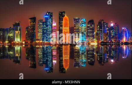 Skyline bei Nacht in Doha, Katar im Jahr 2015 getroffen Stockfoto