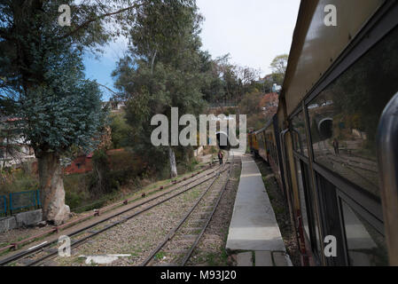 Die meisten berühmten spielzeugeisenbahn von Kalka, Shimla Spielzeugeisenbahn enroute mit malerischer Schönheit der Berge in Himachal Pradesh, Indien, Asien Stockfoto