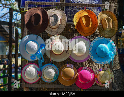 Mandalay, Myanmar - Feb 11, 2017. Verkauf Hüte an Street Market in Mandalay, Myanmar. Mandalay ist eine Stadt und ehemalige königliche Hauptstadt im Norden von Myanmar. Stockfoto