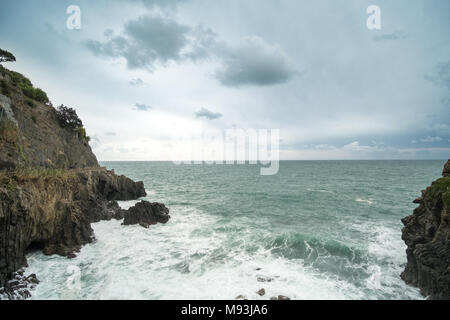 Meer Wellen, die auf dem Felsen. Bei Riomaggiore in La Spezia, eine der berühmten Cinque Terre, Italien Stockfoto