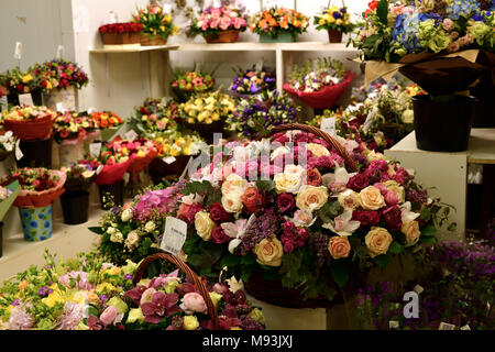 Wunderschöne Blumensträuße im Shop Stockfoto