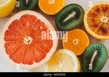 Bunte Früchte auf einer weißen Platte, geschnittenes Obst auf einer Familie Tabelle Stockfoto