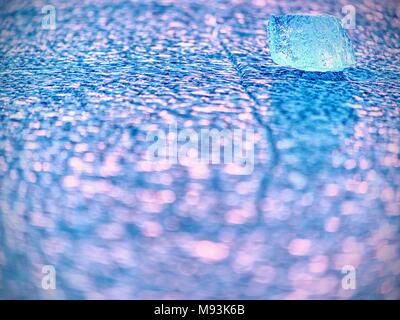 Shining Eisberge und Eisschollen, Eis Schlupfwinkeln reflektierten Strahlen in die glatte Wasseroberfläche. Treibeis in der Lagune. Stockfoto