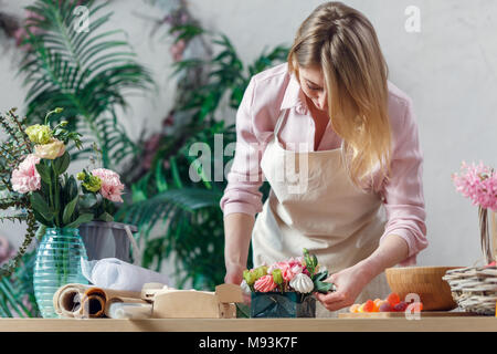 Foto des Blonden florist Blumenstrauß aus Marshmallows, Blumen Stockfoto