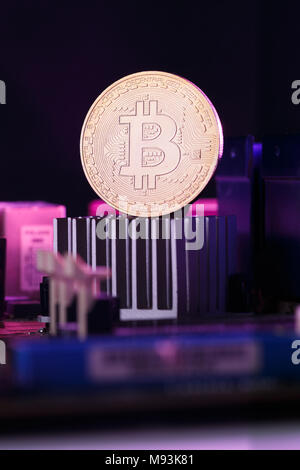 Bild von virtueller Währung, bitcoin und Prozessor auf rosa Hintergrund Stockfoto