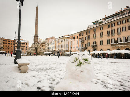 Schneemann in der historischen Piazza Navona in Rom nach dem ungewöhnlichen Schneefall im Februar 26, 2018 Stockfoto