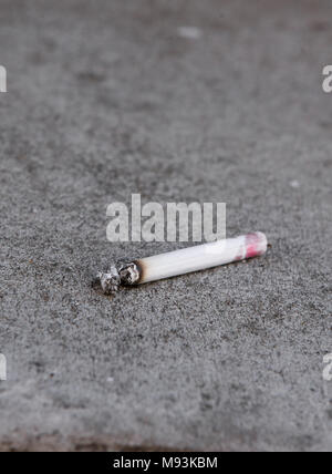 Ein Lippenstift Flecken Lit Filterlose Zigarette Liegen Auf Dem Beton Stockfotografie Alamy