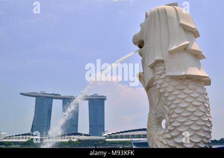 Der ursprünglichen nationalen Symbol von Singapur halb Löwe, halb Fisch Statue & Brunnen Stockfoto