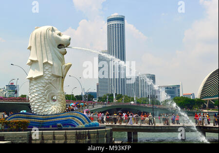 Der ursprünglichen nationalen Symbol von Singapur halb Löwe, halb Fisch Statue & Brunnen mit der ikonischen Marina Bay Sands Hotel hinter Stockfoto