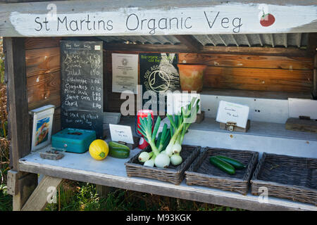 Bio Gemüse verkauft am Straßenrand mit Ehrlichkeit, Scilly Inseln, England, Europa Stockfoto