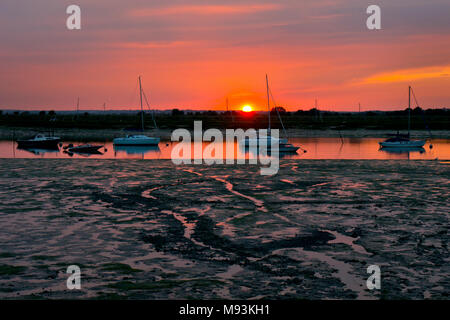 Sonnenuntergang über dem Wattenmeer an der West Mersea, mersea Island, Essex, England Stockfoto