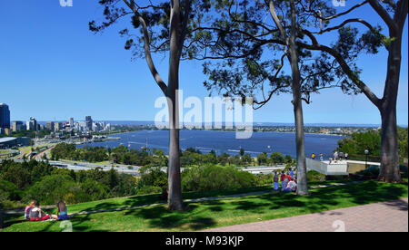 Mit Blick auf die lebhafte Stadt Perth und den Swan River von Kings Park und Botanischer Garten Western Australia Stockfoto