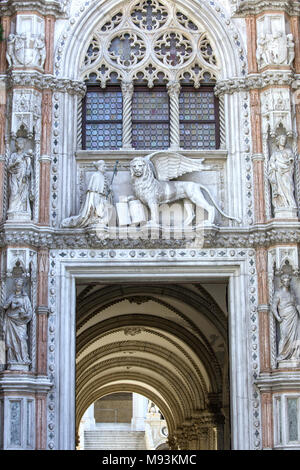 Marmor Statuen der geflügelte Löwe (das Symbol von Venedig) und der doge Francesco Foscari über dem Papier Tor (Porta della Carta) Der Dogenpalast in Stockfoto